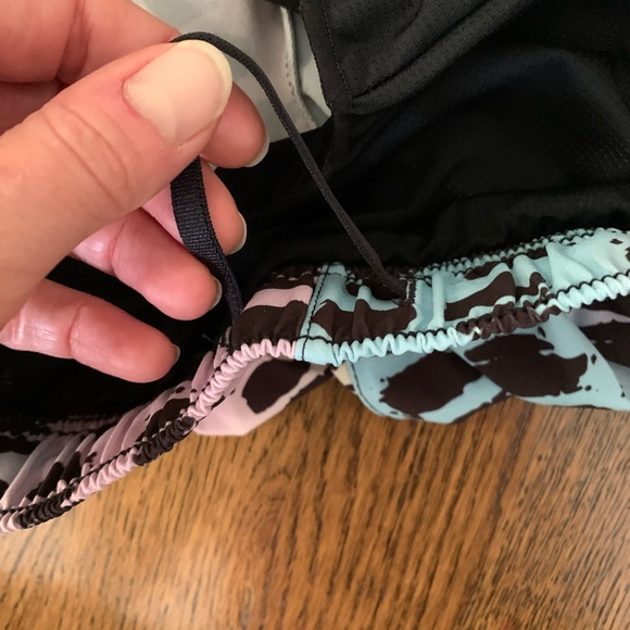 Saucony shorts with a fun pattern, Size S - Picture 5 of 6